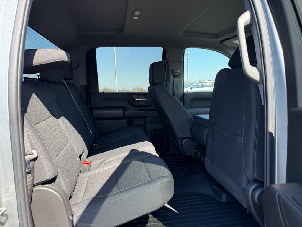 Chevrolet Silverado 2500HD Vehicle Full-screen Gallery Image 11