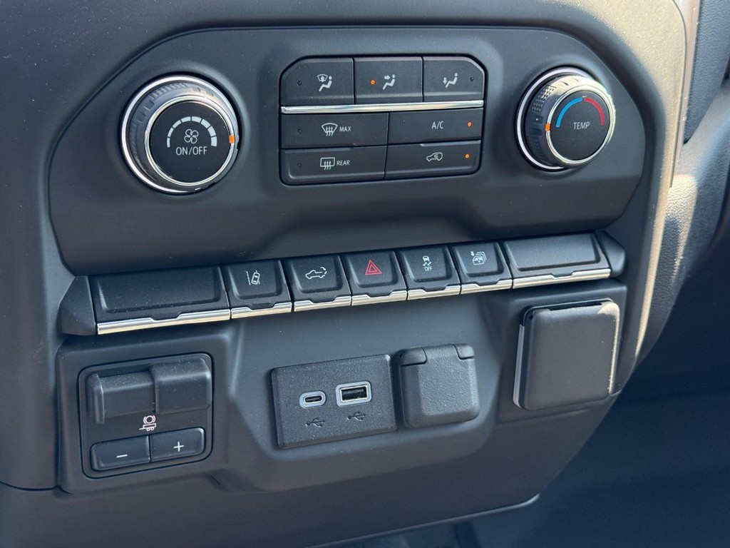 Chevrolet Silverado 2500HD Vehicle Full-screen Gallery Image 18