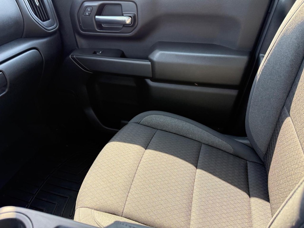 Chevrolet Silverado 2500HD Vehicle Full-screen Gallery Image 19