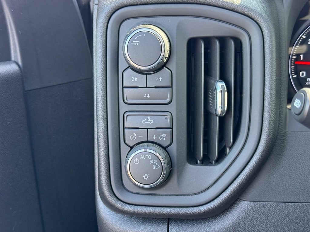 Chevrolet Silverado 2500HD Vehicle Full-screen Gallery Image 21