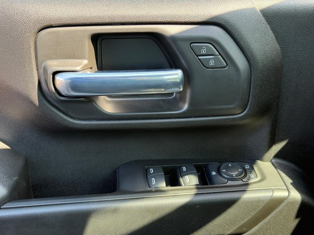 Chevrolet Silverado 2500HD Vehicle Full-screen Gallery Image 22