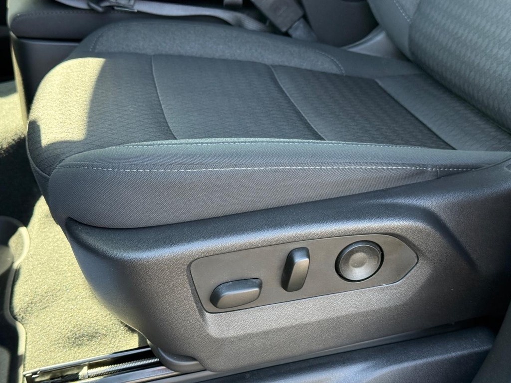 Chevrolet Silverado 2500HD Vehicle Full-screen Gallery Image 23