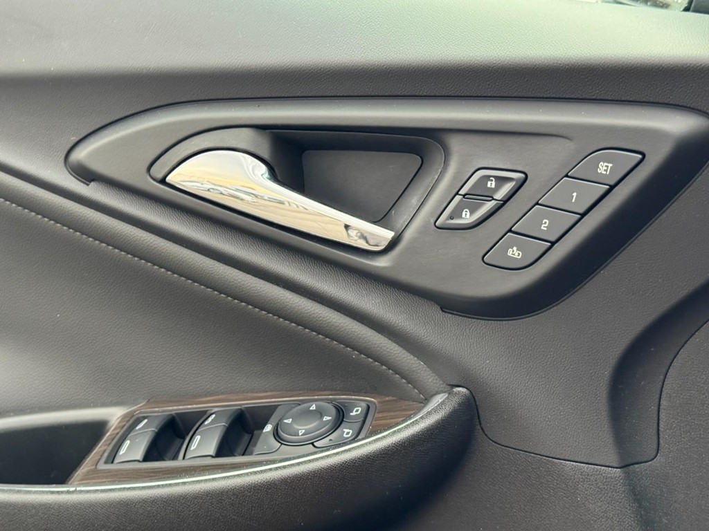 Chevrolet Malibu Vehicle Full-screen Gallery Image 24