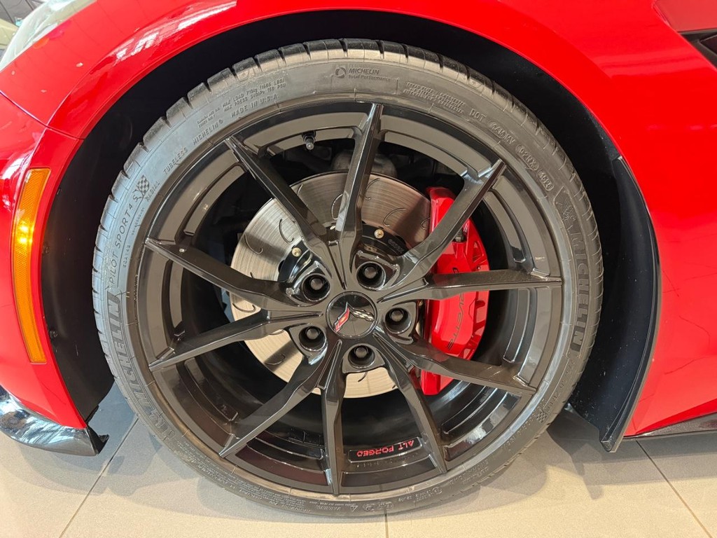 Chevrolet Corvette Vehicle Full-screen Gallery Image 09