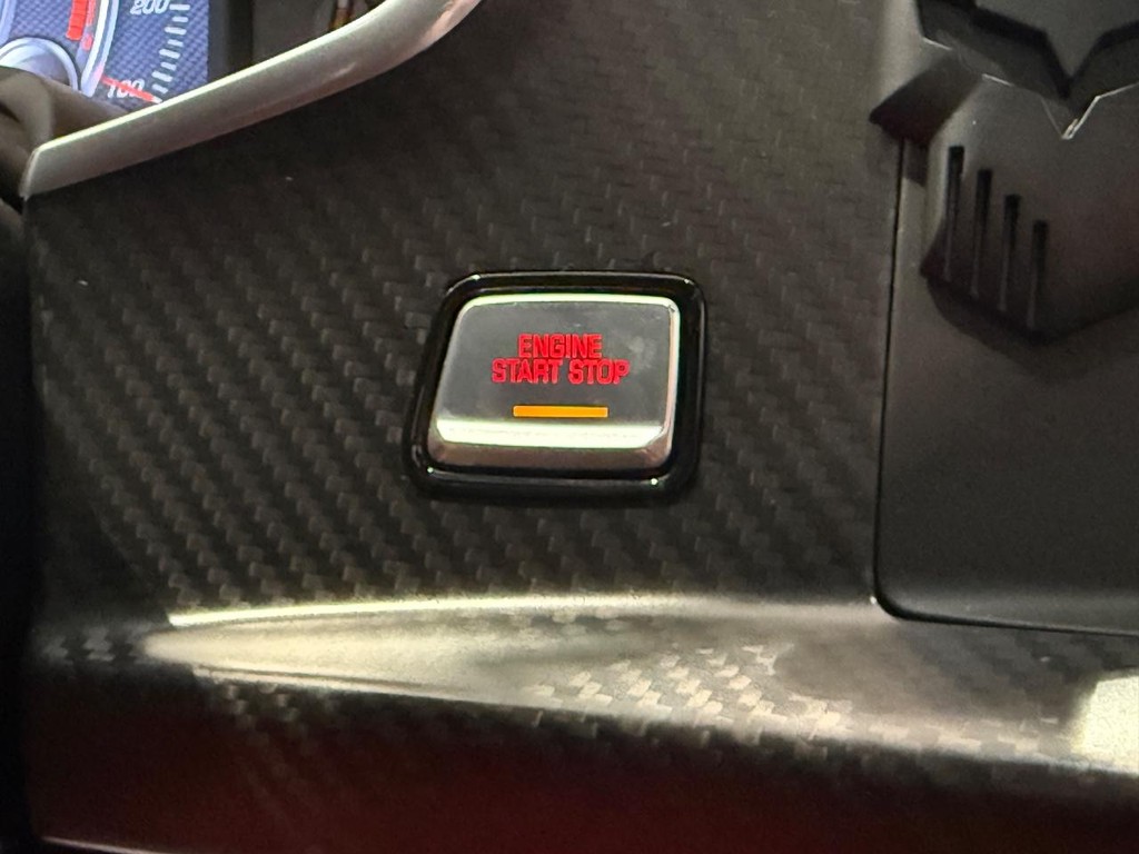 Chevrolet Corvette Vehicle Full-screen Gallery Image 17