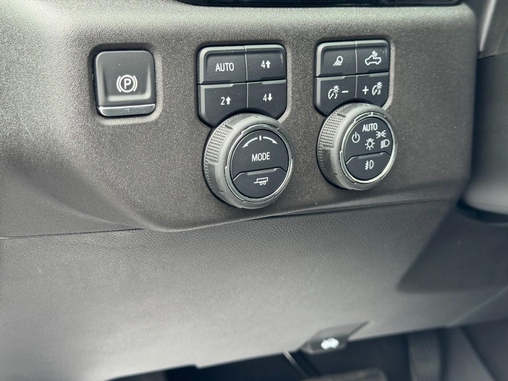 Chevrolet Silverado 1500 Vehicle Full-screen Gallery Image 17