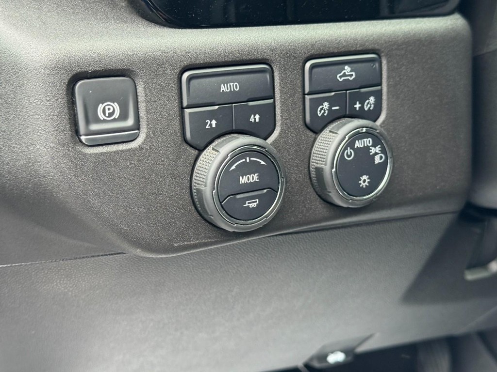 Chevrolet Silverado 1500 Vehicle Full-screen Gallery Image 17