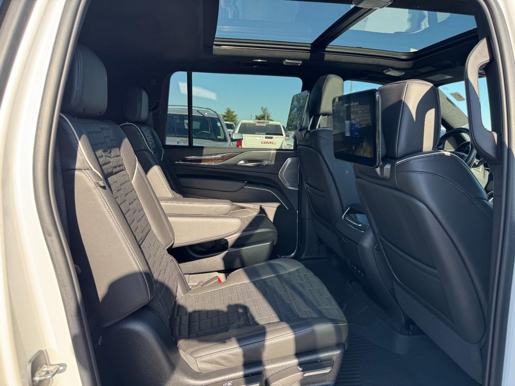 Cadillac Escalade ESV Vehicle Full-screen Gallery Image 09