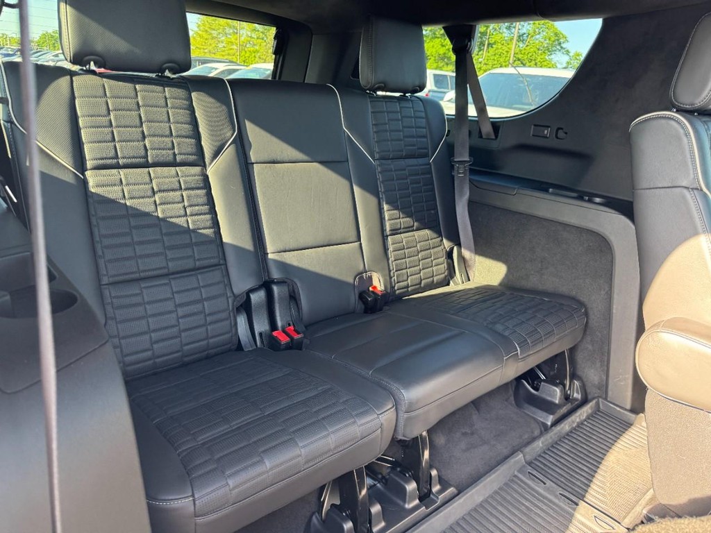 Cadillac Escalade ESV Vehicle Full-screen Gallery Image 10