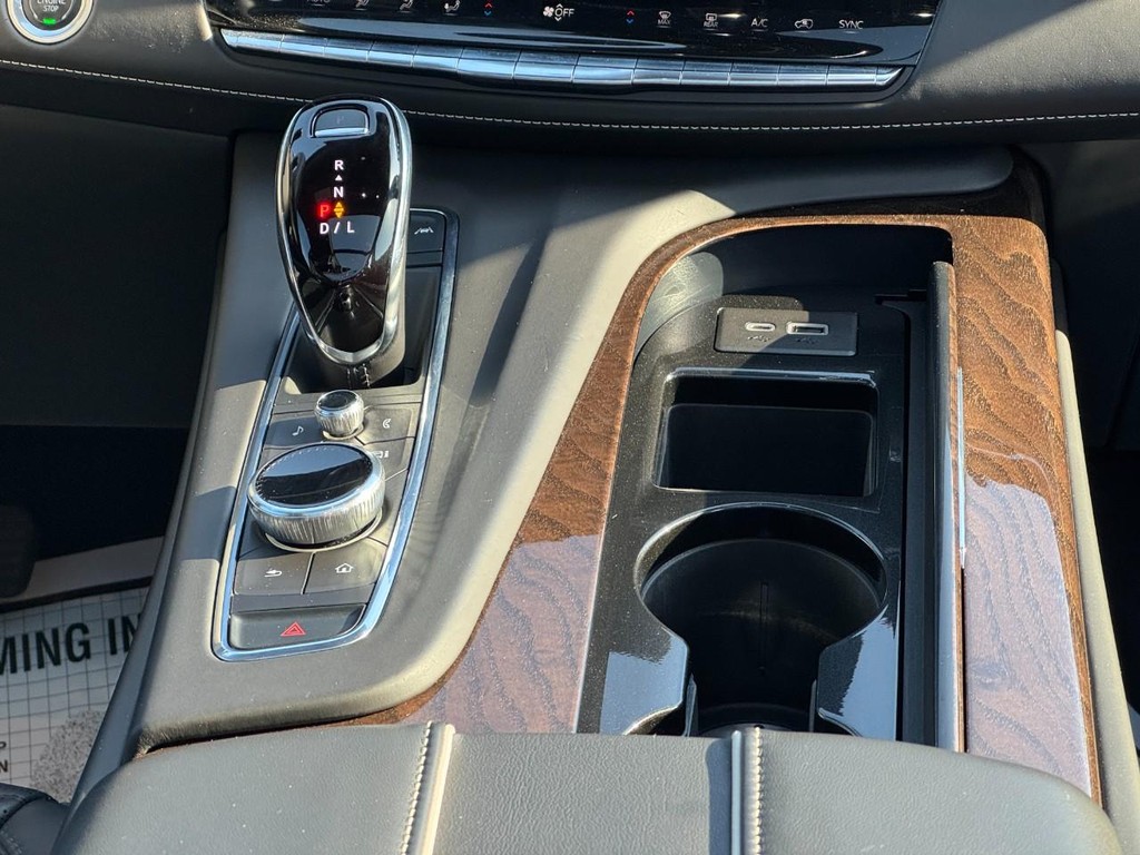 Cadillac Escalade ESV Vehicle Full-screen Gallery Image 14