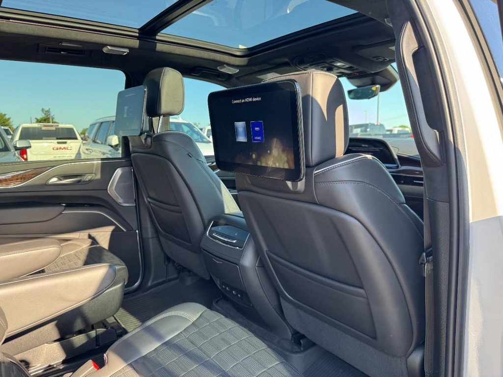 Cadillac Escalade ESV Vehicle Full-screen Gallery Image 17