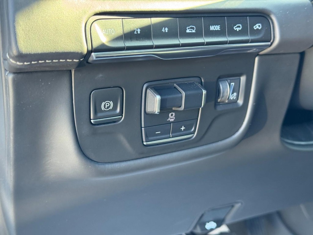 Cadillac Escalade ESV Vehicle Full-screen Gallery Image 18