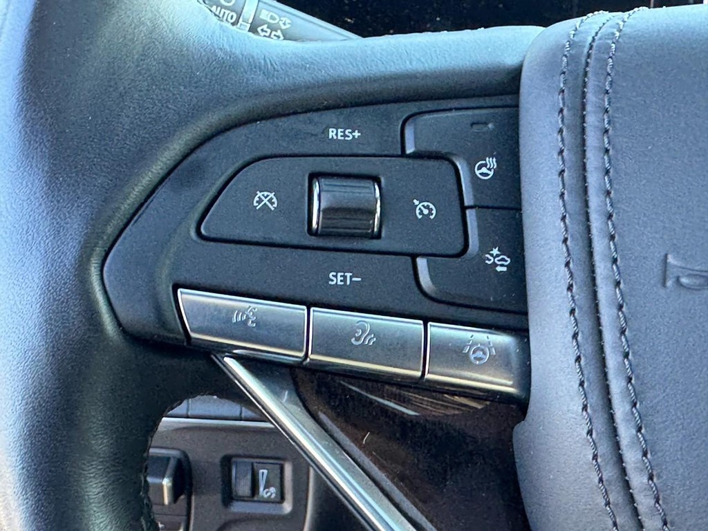 Cadillac Escalade ESV Vehicle Full-screen Gallery Image 19