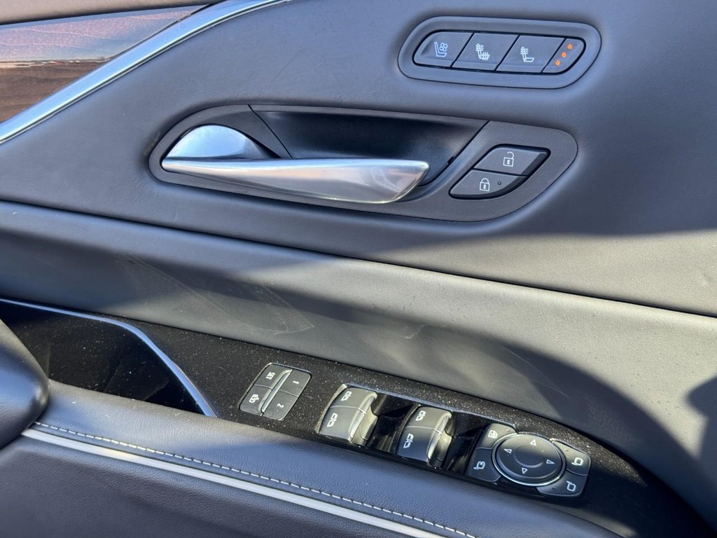 Cadillac Escalade ESV Vehicle Full-screen Gallery Image 23