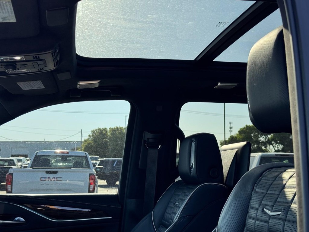 Cadillac Escalade ESV Vehicle Full-screen Gallery Image 24