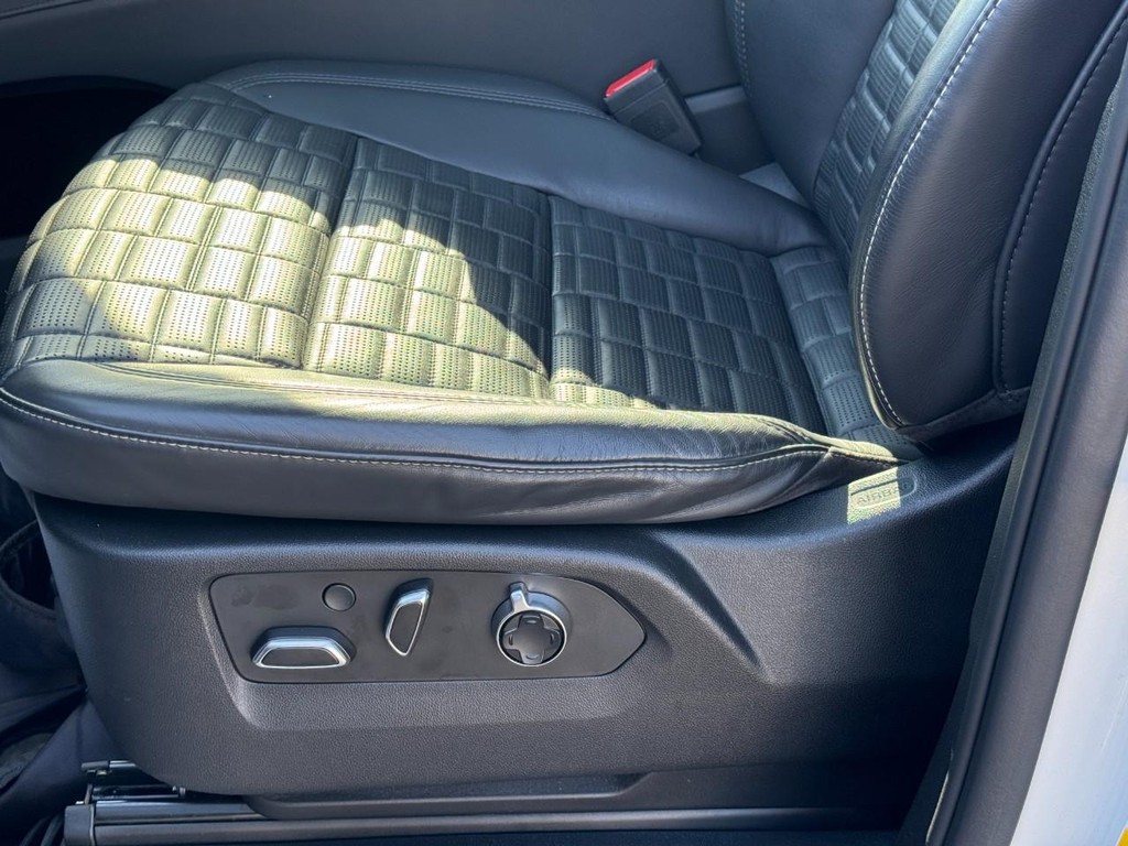Cadillac Escalade ESV Vehicle Full-screen Gallery Image 25