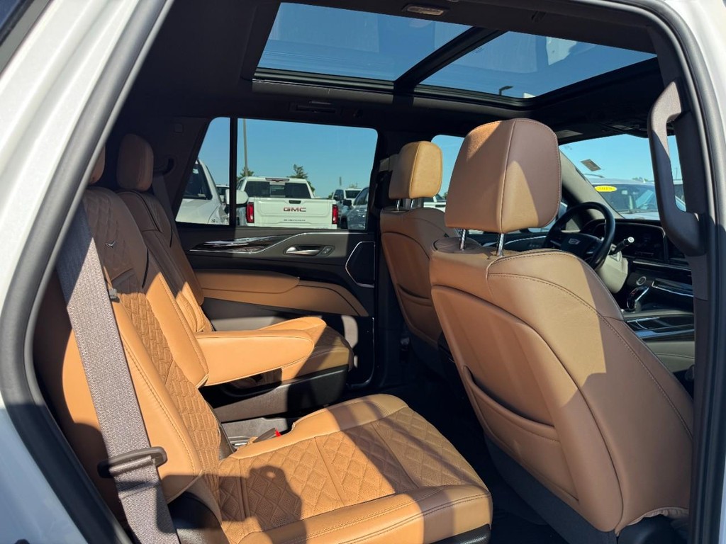 Cadillac Escalade Vehicle Full-screen Gallery Image 09