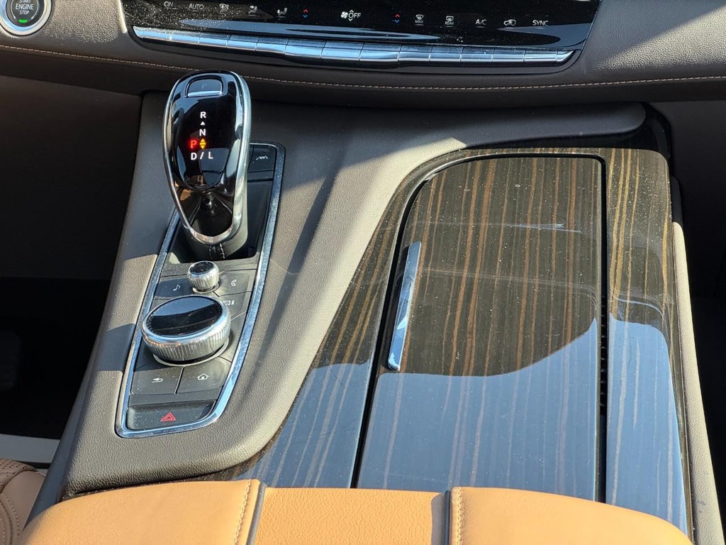 Cadillac Escalade Vehicle Full-screen Gallery Image 13