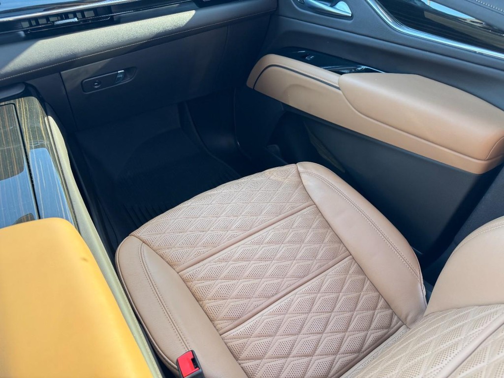 Cadillac Escalade Vehicle Full-screen Gallery Image 14