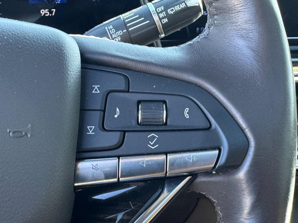 Cadillac Escalade Vehicle Full-screen Gallery Image 17