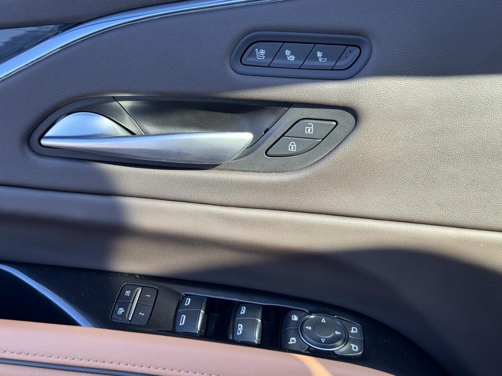 Cadillac Escalade Vehicle Full-screen Gallery Image 20