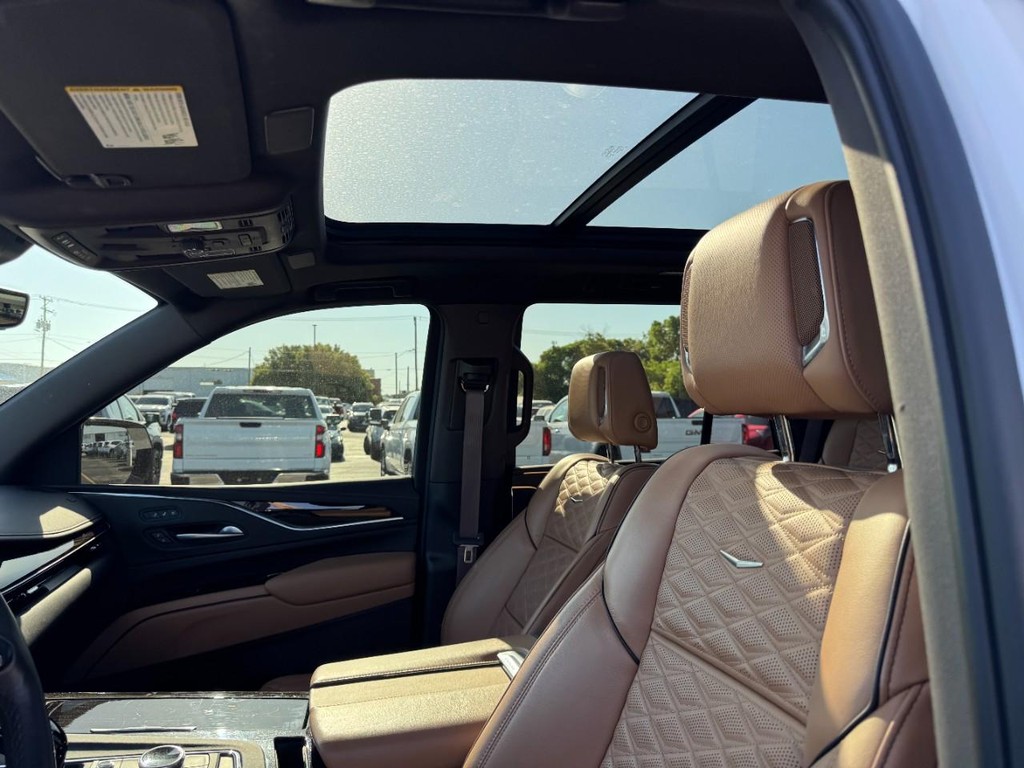 Cadillac Escalade Vehicle Full-screen Gallery Image 21