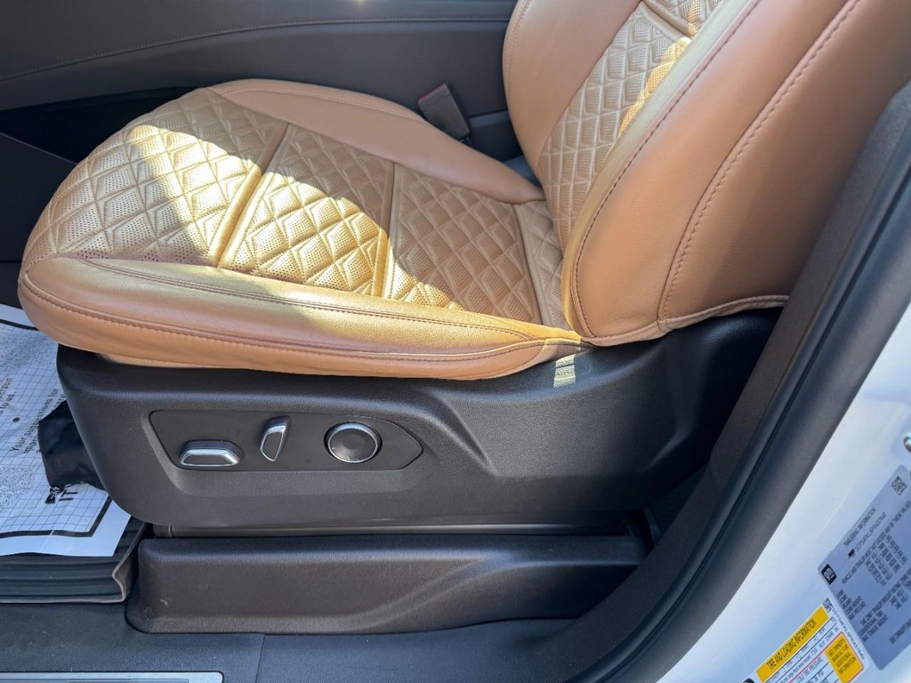 Cadillac Escalade Vehicle Full-screen Gallery Image 22
