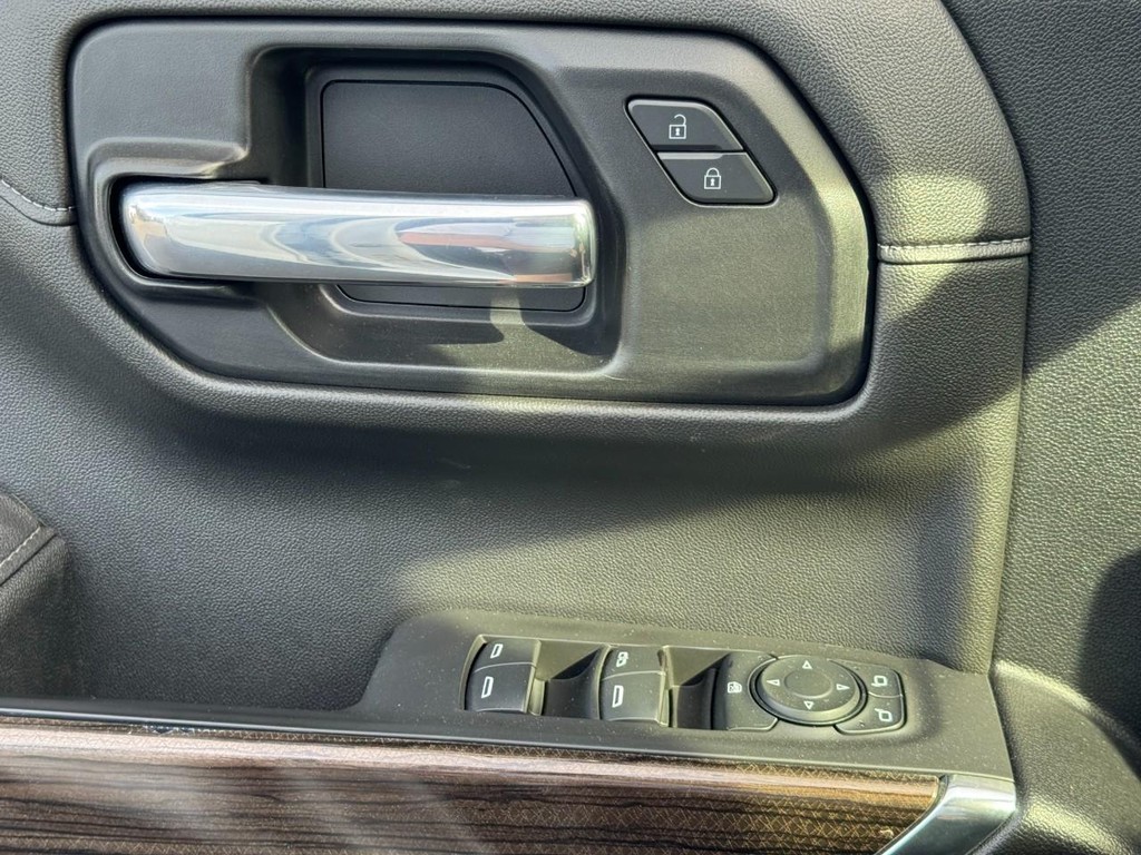 Chevrolet Silverado 1500 Vehicle Full-screen Gallery Image 22