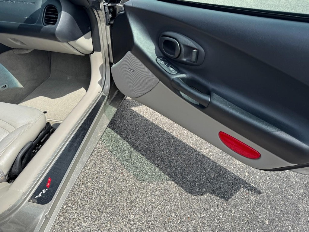 Chevrolet Corvette Vehicle Full-screen Gallery Image 10