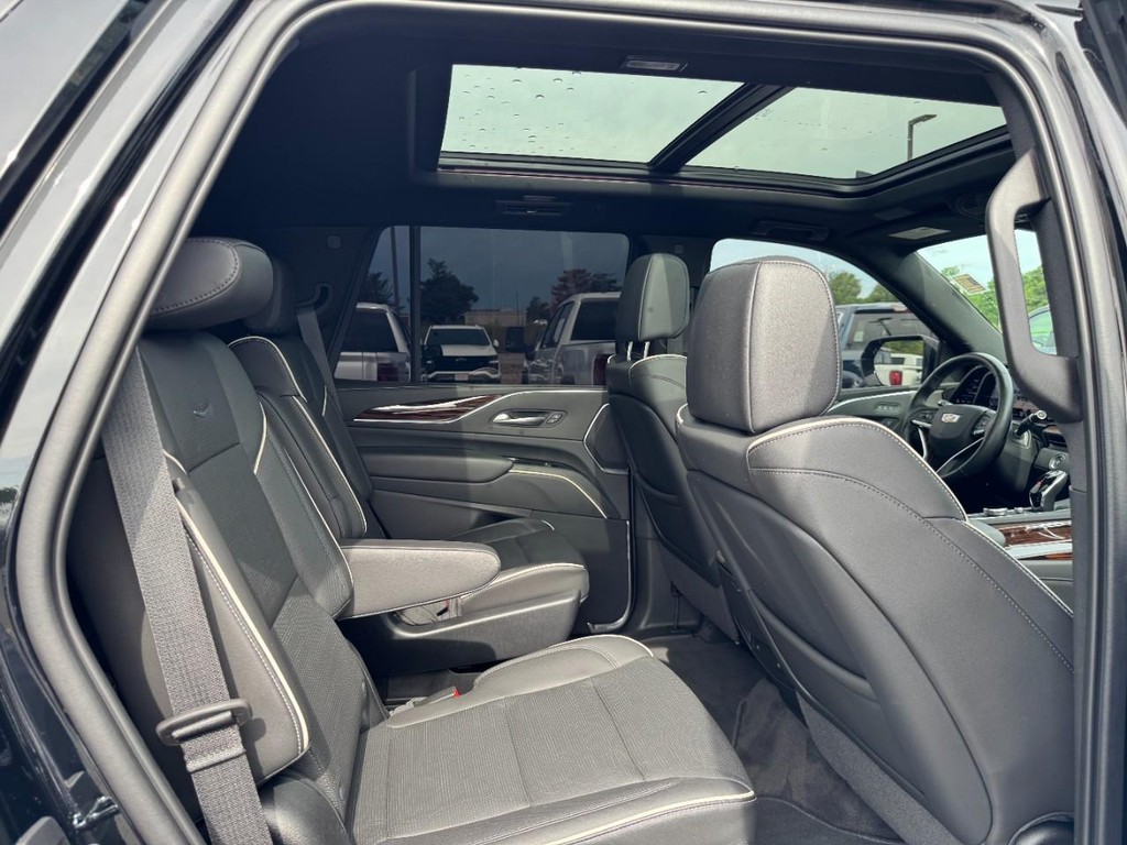 Cadillac Escalade Vehicle Full-screen Gallery Image 09