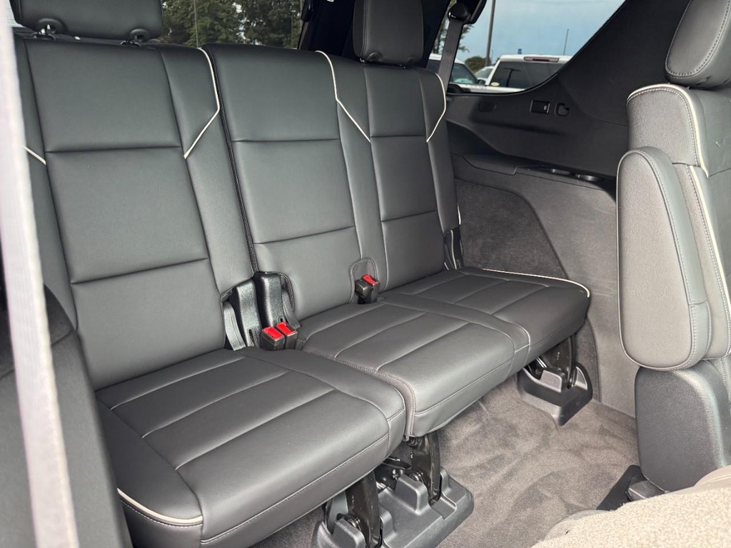 Cadillac Escalade Vehicle Full-screen Gallery Image 10