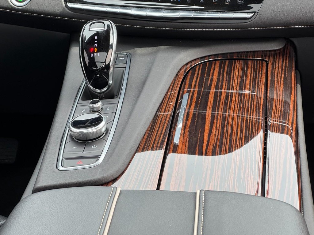 Cadillac Escalade Vehicle Full-screen Gallery Image 14