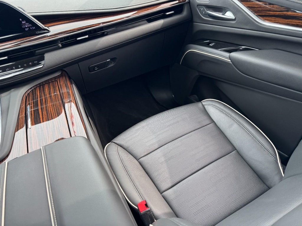 Cadillac Escalade Vehicle Full-screen Gallery Image 15