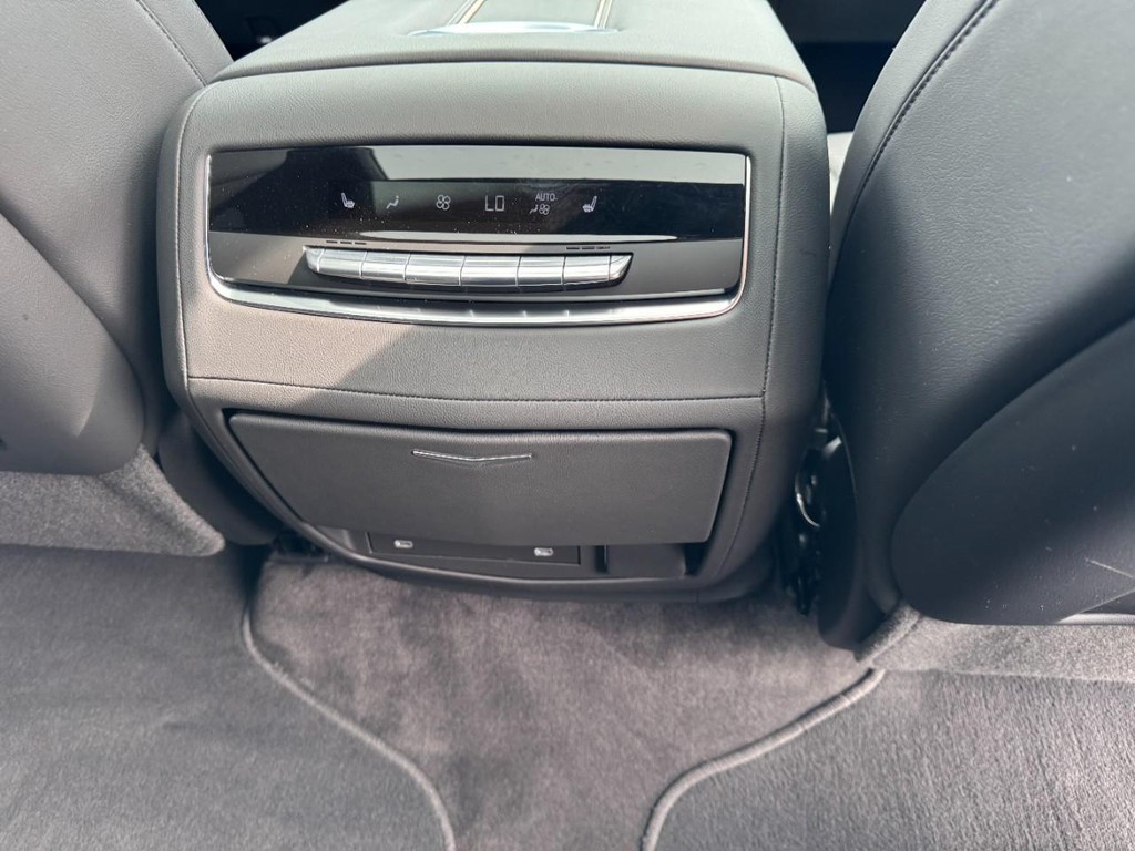 Cadillac Escalade Vehicle Full-screen Gallery Image 16