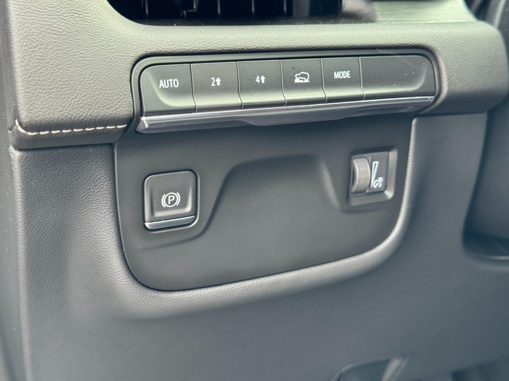 Cadillac Escalade Vehicle Full-screen Gallery Image 17