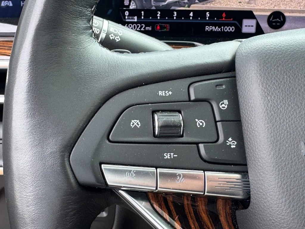 Cadillac Escalade Vehicle Full-screen Gallery Image 18