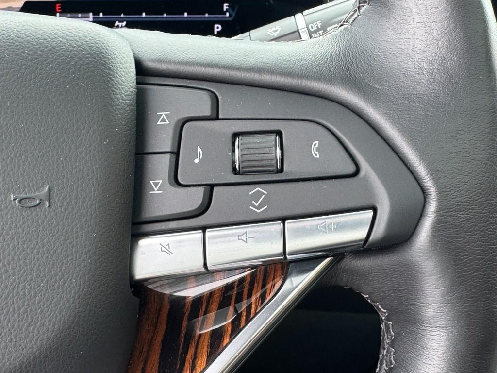 Cadillac Escalade Vehicle Full-screen Gallery Image 19