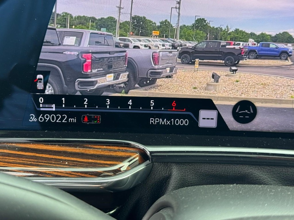 Cadillac Escalade Vehicle Full-screen Gallery Image 20