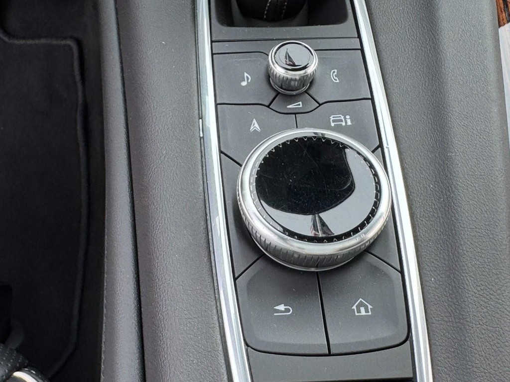 Cadillac Escalade Vehicle Full-screen Gallery Image 22