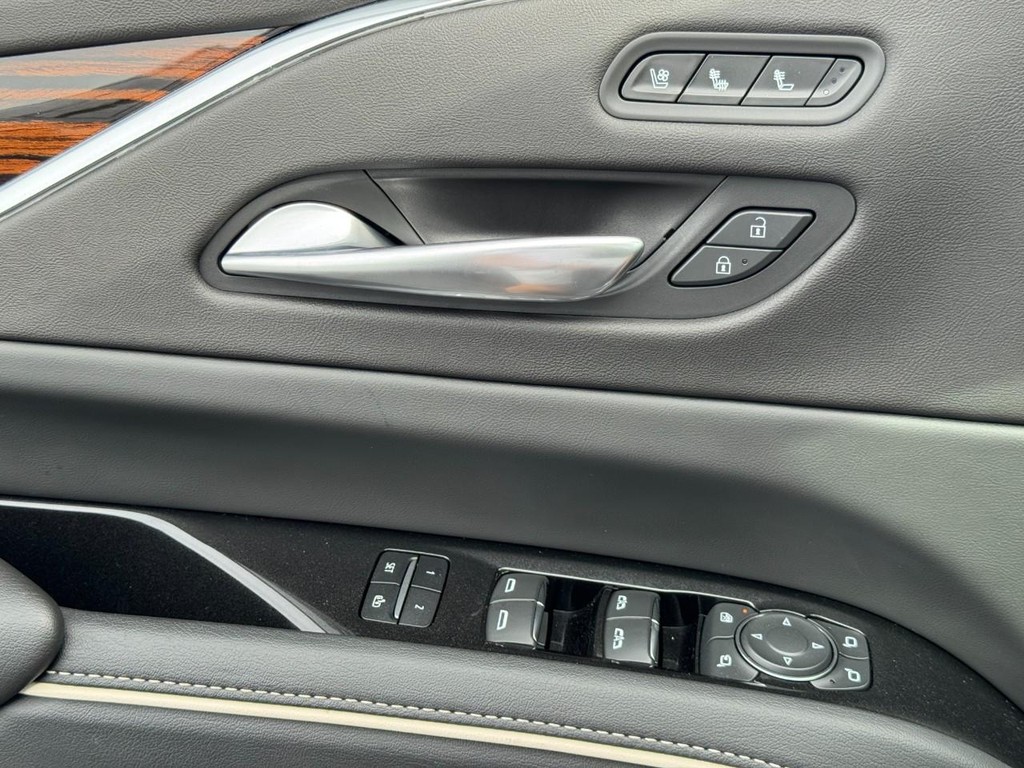 Cadillac Escalade Vehicle Full-screen Gallery Image 23