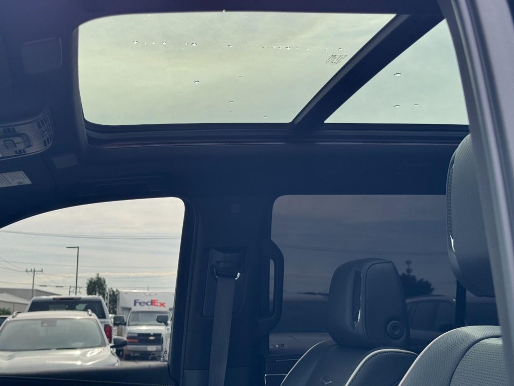 Cadillac Escalade Vehicle Full-screen Gallery Image 24