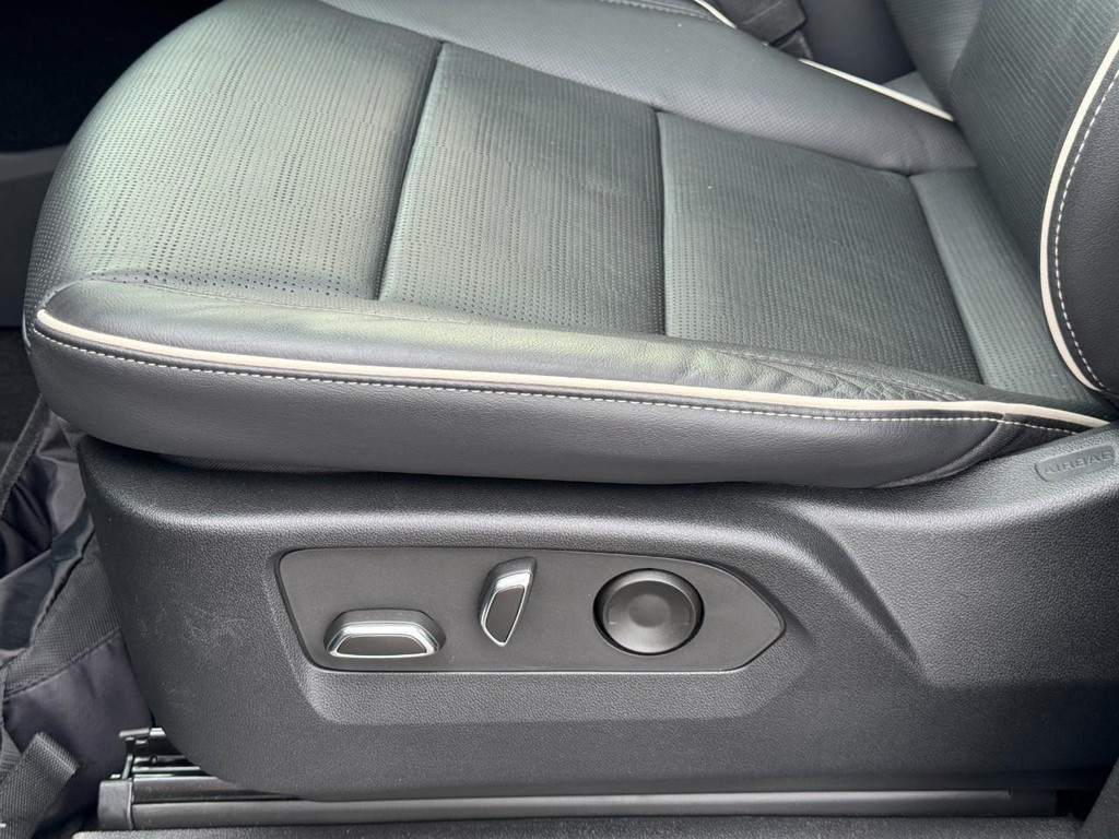 Cadillac Escalade Vehicle Full-screen Gallery Image 25
