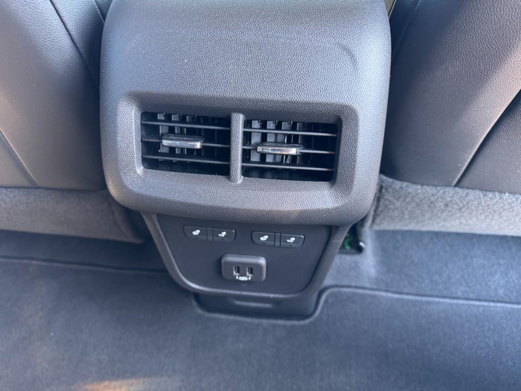 Chevrolet Equinox Vehicle Full-screen Gallery Image 16