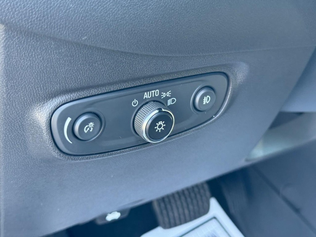 Chevrolet Equinox Vehicle Full-screen Gallery Image 17