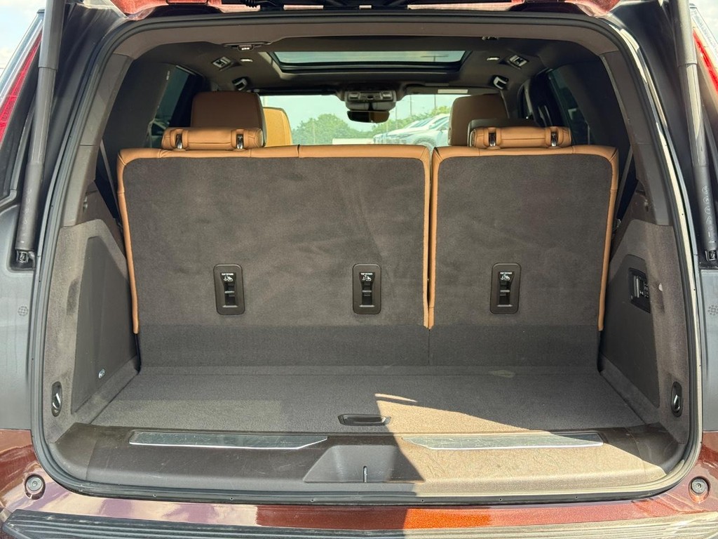 Cadillac Escalade Vehicle Full-screen Gallery Image 06