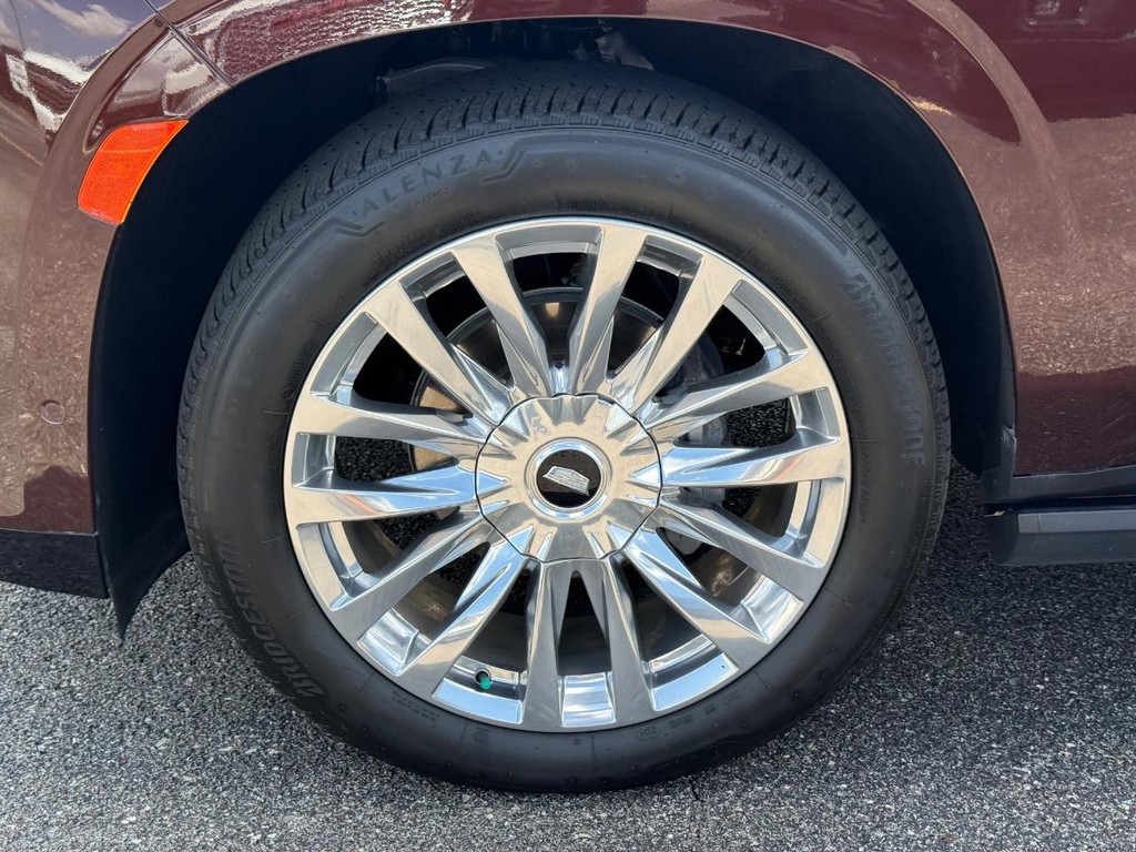 Cadillac Escalade Vehicle Full-screen Gallery Image 09