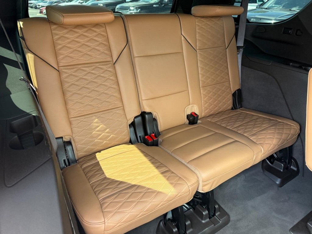 Cadillac Escalade Vehicle Full-screen Gallery Image 10