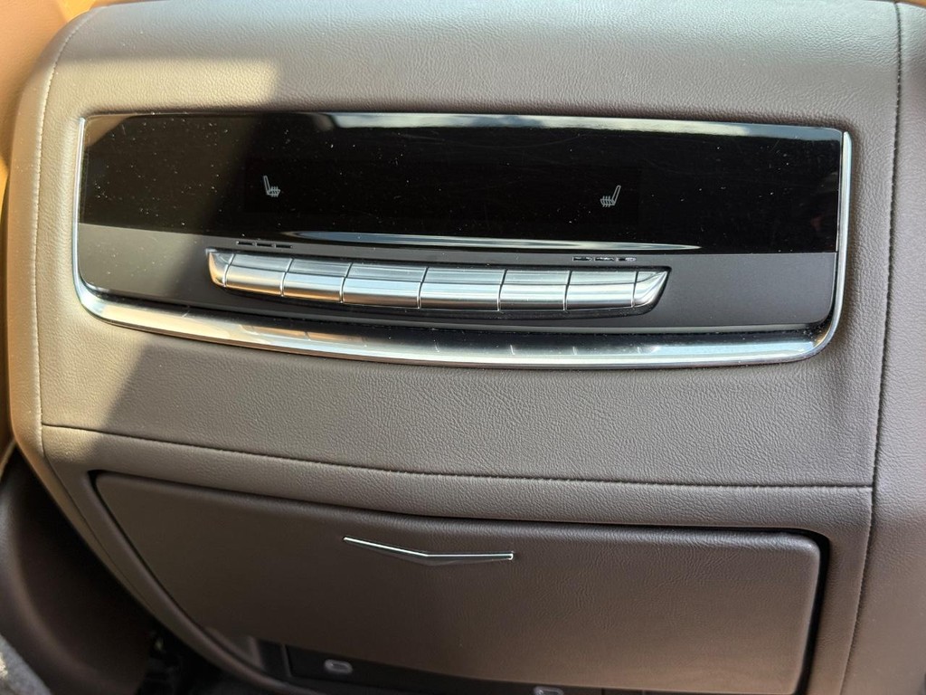 Cadillac Escalade Vehicle Full-screen Gallery Image 12