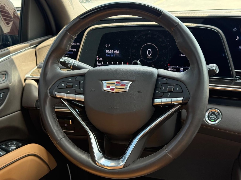 Cadillac Escalade Vehicle Full-screen Gallery Image 14