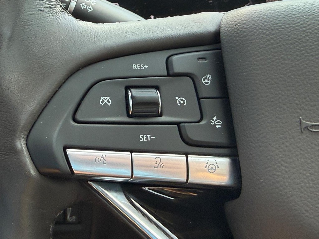 Cadillac Escalade Vehicle Full-screen Gallery Image 15
